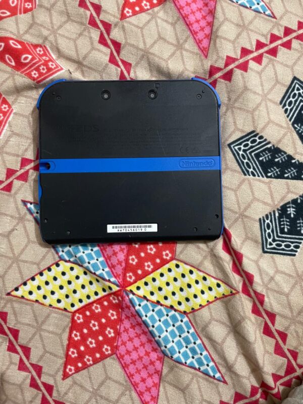 Nintendo 2ds console with 8gb card and charger - Image 2