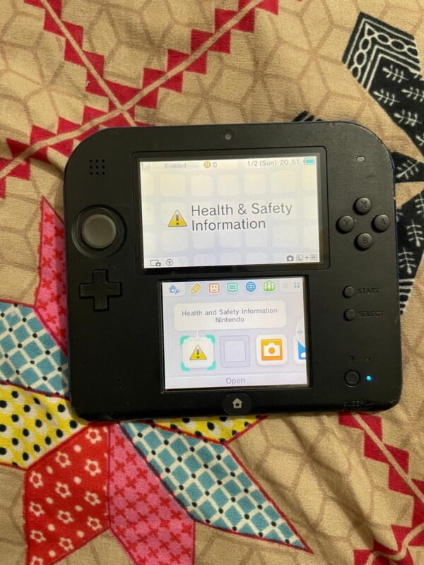 Nintendo 2ds console with 8gb card and charger - Image 4