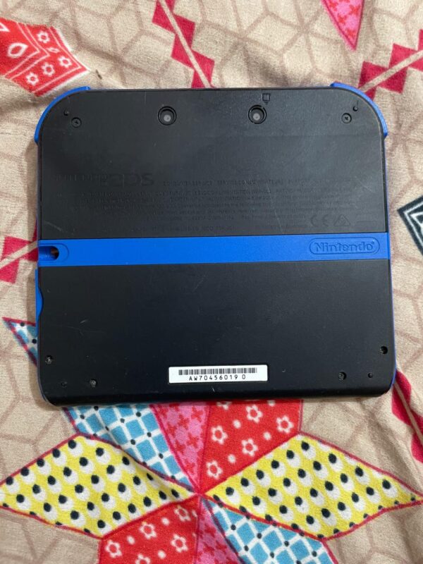 Nintendo 2ds console with 8gb card and charger - Image 3